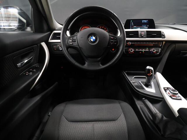 BMW 3-SERIE Touring 318i Corporate Lease [PDC ACHTER, CRUISE CONTROL, BLUETOOTH, ELEKTRISCHE ACHTERKLEP, NAVIGATIE, CLIMATE, NIEUWSTAAT]