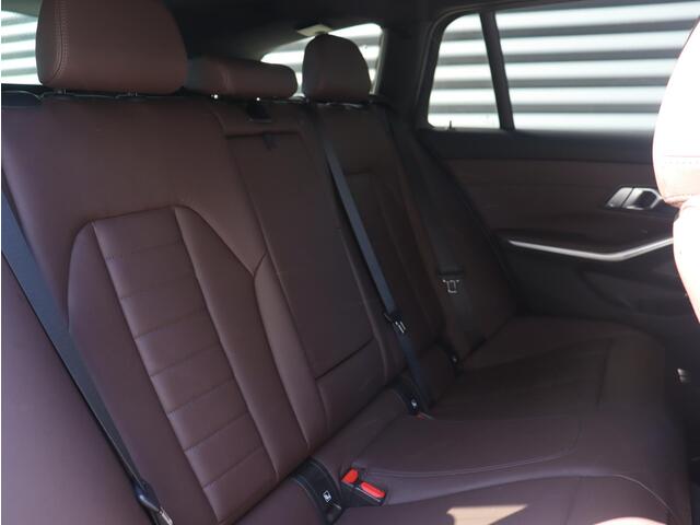 BMW 3-SERIE Touring 330e | High Executive | M Sportpakket | Laserlight | Getint Glas | Verwarmbare Voorstoelen | Hi-Fi | Apple Carplay | 19'' LMV