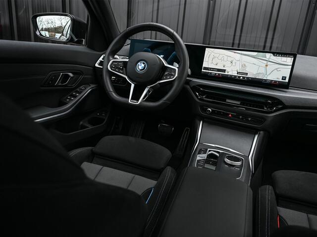 BMW 3-SERIE Touring 330e xDrive M sport | Accu 19,5kWh | Trekhaak | Panorama dak | Active Cruise | Camera | Ambiance interieur