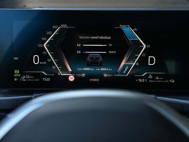 BMW 3-SERIE Touring 330e xDrive M sport | Accu 19,5kWh | Trekhaak | Panorama dak | Active Cruise | Camera | Ambiance interieur
