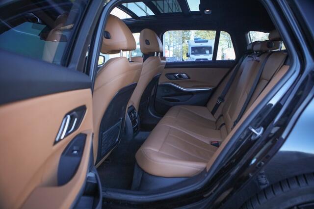 BMW 3-SERIE Touring 330e xDrive M sport | Pano | BTW | Trekhaak | Memory | HUD |