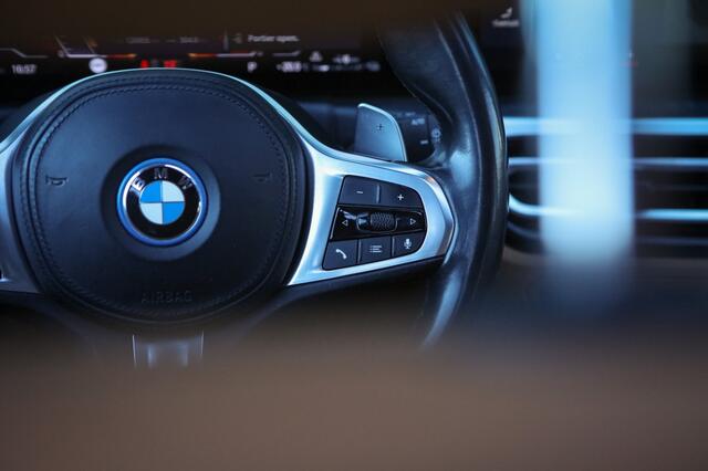 BMW 3-SERIE Touring 330e xDrive M sport | Pano | BTW | Trekhaak | Memory | HUD |