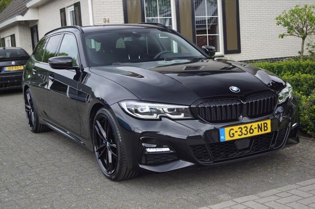 BMW 3-SERIE 330I M pakket (258pk) NL Auto Leer/Trekhaak/HIFI/LED/19inch