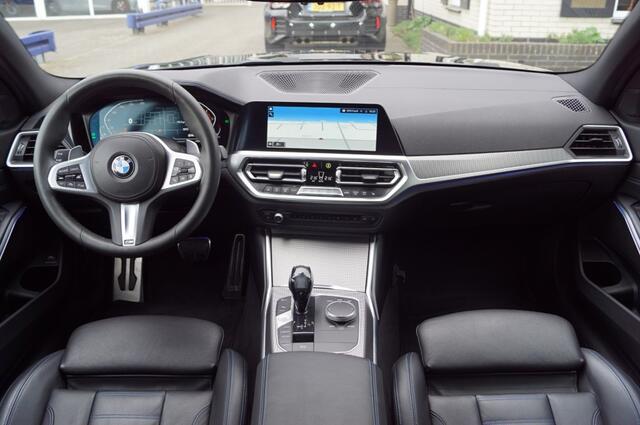 BMW 3-SERIE 330I M pakket (258pk) NL Auto Leer/Trekhaak/HIFI/LED/19inch