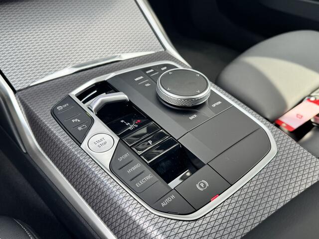BMW 3-SERIE Touring 320e M-Pakket*LED-Matrix*Trekhaak*Eerste eigenaar*Origineel NL*