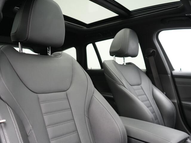 BMW 3-SERIE Touring 330e M Sport PHEV 293pk Dealer O.H. | Dravitgrau | Trekhaak Af Fabriek | Panodak | Head Up | Camera | Lederen Sportstoelen Verwarmd | Sfeerverlichting | Apple Carplay | Keyless | Blis | Cruise Control | Navigatie | DAB | Plug I