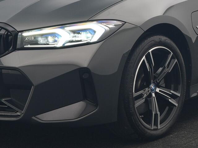 BMW 3-SERIE Touring 330e M Sport PHEV 293pk Dealer O.H. | Dravitgrau | Trekhaak Af Fabriek | Panodak | Head Up | Camera | Lederen Sportstoelen Verwarmd | Sfeerverlichting | Apple Carplay | Keyless | Blis | Cruise Control | Navigatie | DAB | Plug I