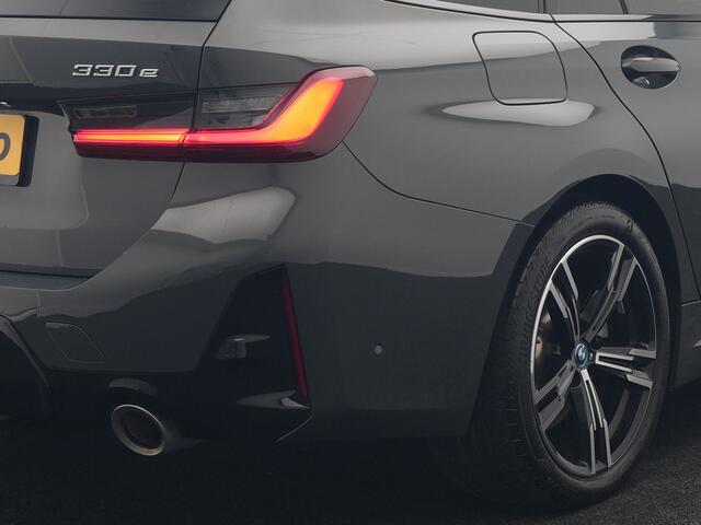 BMW 3-SERIE Touring 330e M Sport PHEV 293pk Dealer O.H. | Dravitgrau | Trekhaak Af Fabriek | Panodak | Head Up | Camera | Lederen Sportstoelen Verwarmd | Sfeerverlichting | Apple Carplay | Keyless | Blis | Cruise Control | Navigatie | DAB | Plug I