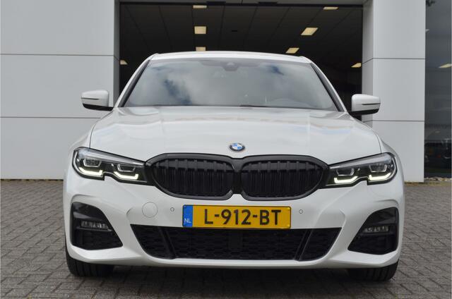 BMW 3-SERIE 318i M Sport Pakket | Sfeer | Camera | Carplay | Led | Live Cockpit Pro | Leer | NL Auto! Stoelverw. | Shadow-line |