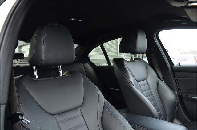 BMW 3-SERIE 318i M Sport Pakket | Sfeer | Camera | Carplay | Led | Live Cockpit Pro | Leer | NL Auto! Stoelverw. | Shadow-line |
