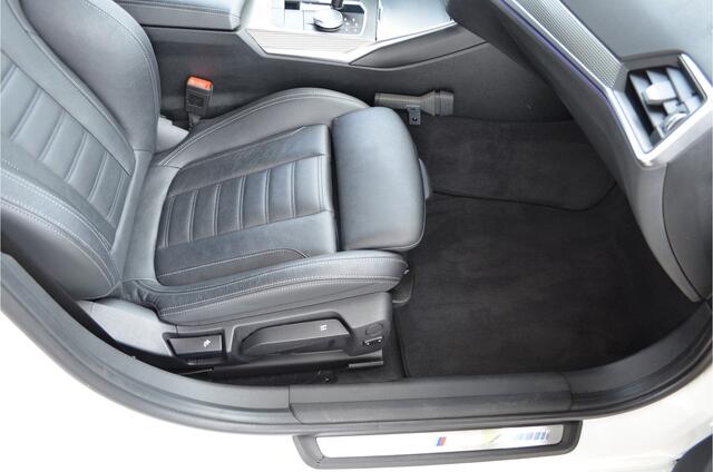 BMW 3-SERIE 318i M Sport Pakket | Sfeer | Camera | Carplay | Led | Live Cockpit Pro | Leer | NL Auto! Stoelverw. | Shadow-line |
