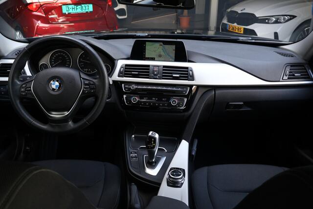 BMW 3-SERIE Touring 318i Executive Automaat | Origineel NL | 18 inch | Navi | Cruise | Clima | Elektr. achterklep