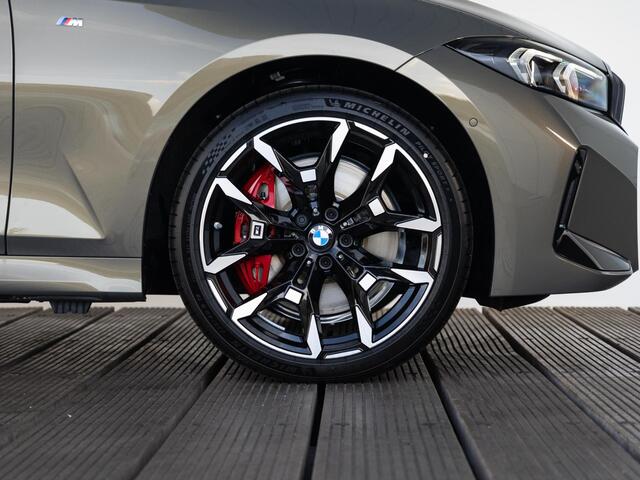 BMW 3-SERIE Touring 330e | Individual Lak | M Sportpakket Pro | Innovation Pack | Comfort Pack | Panoramadak | Trekhaak