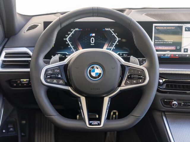 BMW 3-SERIE Touring 330e | Individual Lak | M Sportpakket Pro | Innovation Pack | Comfort Pack | Panoramadak | Trekhaak