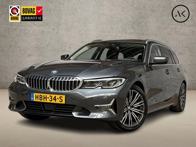 BMW 3-SERIE 320e High Executive 204Pk Automaat (PANORAMADAK, HEAD-UP DISPLAY, MEMORY SEATS, LASER KOPLAMPEN, LEDER, STUUR/STOELVERWARMING, 360 CAMERA, APPLE CARPLAY, SFEERVERLICHTING, GETINT GLAS, NIEUWSTAAT)