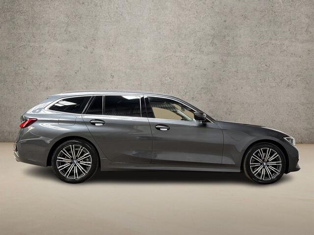 BMW 3-SERIE 320e High Executive 204Pk Automaat (PANORAMADAK, HEAD-UP DISPLAY, MEMORY SEATS, LASER KOPLAMPEN, LEDER, STUUR/STOELVERWARMING, 360 CAMERA, APPLE CARPLAY, SFEERVERLICHTING, GETINT GLAS, NIEUWSTAAT)