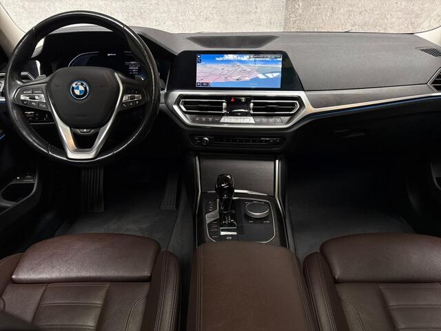 BMW 3-SERIE 320e High Executive 204Pk Automaat (PANORAMADAK, HEAD-UP DISPLAY, MEMORY SEATS, LASER KOPLAMPEN, LEDER, STUUR/STOELVERWARMING, 360 CAMERA, APPLE CARPLAY, SFEERVERLICHTING, GETINT GLAS, NIEUWSTAAT)