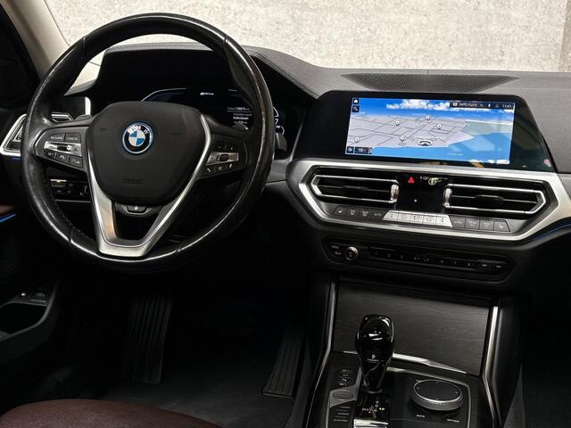 BMW 3-SERIE 320e High Executive 204Pk Automaat (PANORAMADAK, HEAD-UP DISPLAY, MEMORY SEATS, LASER KOPLAMPEN, LEDER, STUUR/STOELVERWARMING, 360 CAMERA, APPLE CARPLAY, SFEERVERLICHTING, GETINT GLAS, NIEUWSTAAT)