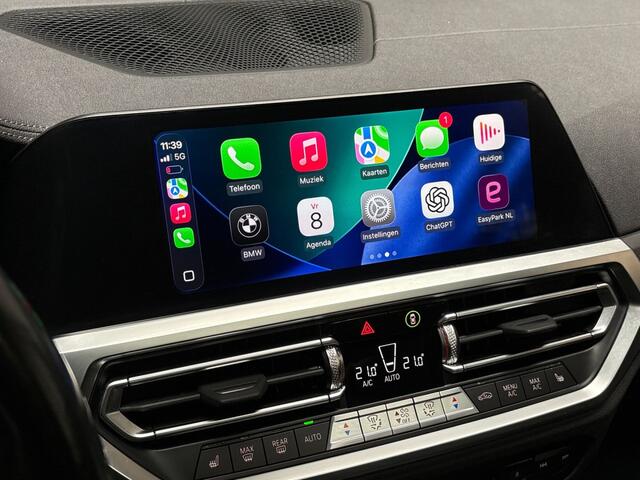 BMW 3-SERIE 320e High Executive 204Pk Automaat (PANORAMADAK, HEAD-UP DISPLAY, MEMORY SEATS, LASER KOPLAMPEN, LEDER, STUUR/STOELVERWARMING, 360 CAMERA, APPLE CARPLAY, SFEERVERLICHTING, GETINT GLAS, NIEUWSTAAT)