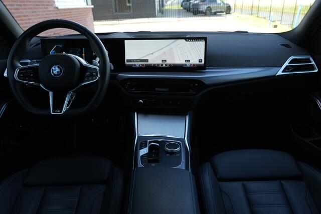 BMW 3-SERIE Touring 330e M Sport High Executive 292pk Navigatie/HUD/360Camera