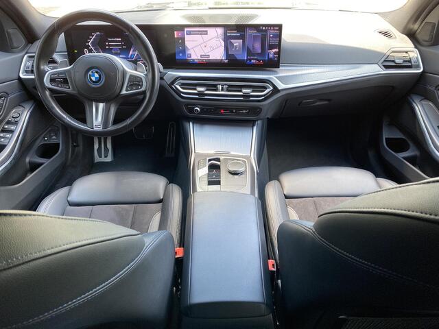 BMW 3-SERIE Touring 330e xDrive Panorama Dak / 360 / M Sportpakket / Wide Screen