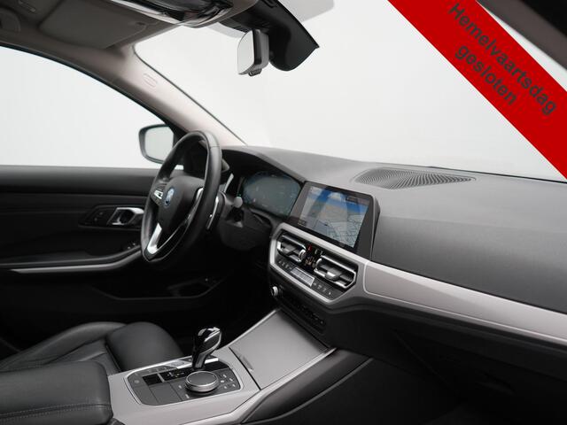 BMW 3-SERIE Touring 330e xDrive 292pk Dealer O.H. PHEV | Cruise Control | Camera | Lederen Sportstoelen Verwarmd | Apple Carplay | Blis | Park Assistant | Navigatie | DAB | Virtual | 18''L.M. | Plug In Hybrid |