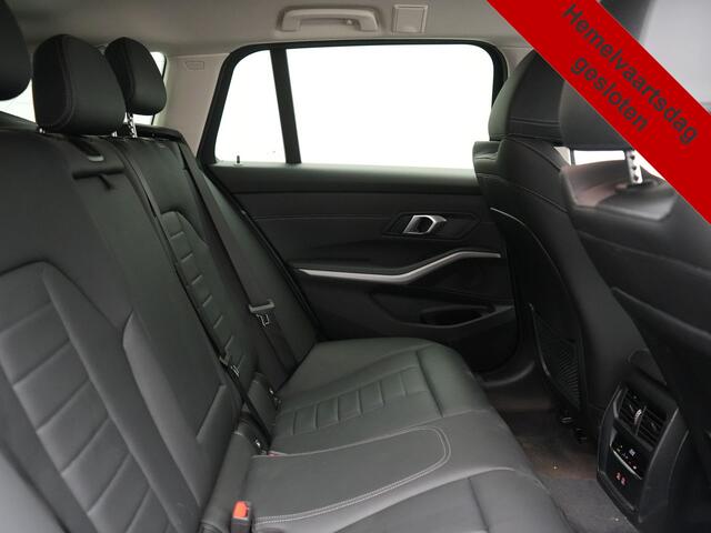 BMW 3-SERIE Touring 330e xDrive 292pk Dealer O.H. PHEV | Cruise Control | Camera | Lederen Sportstoelen Verwarmd | Apple Carplay | Blis | Park Assistant | Navigatie | DAB | Virtual | 18''L.M. | Plug In Hybrid |