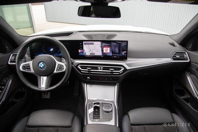 BMW 3-SERIE Touring 320e | M-Sport | Pano | HUD | ACC | H/K | Camera | Keyless | Ambiance Lighting