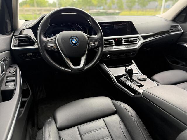 BMW 3-SERIE 320e Business Edition Plus | Sportstoelen | Sfeerverlichting | 19Inch | Dealer onderhouden | Camera |