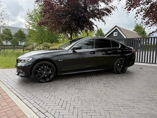 BMW 3-SERIE 320e Business Edition Plus | Sportstoelen | Sfeerverlichting | 19Inch | Dealer onderhouden | Camera |