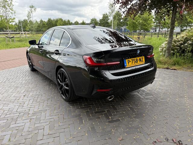 BMW 3-SERIE 320e Business Edition Plus | Sportstoelen | Sfeerverlichting | 19Inch | Dealer onderhouden | Camera |