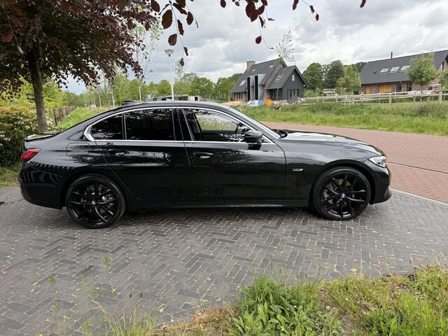 BMW 3-SERIE 320e Business Edition Plus | Sportstoelen | Sfeerverlichting | 19Inch | Dealer onderhouden | Camera |