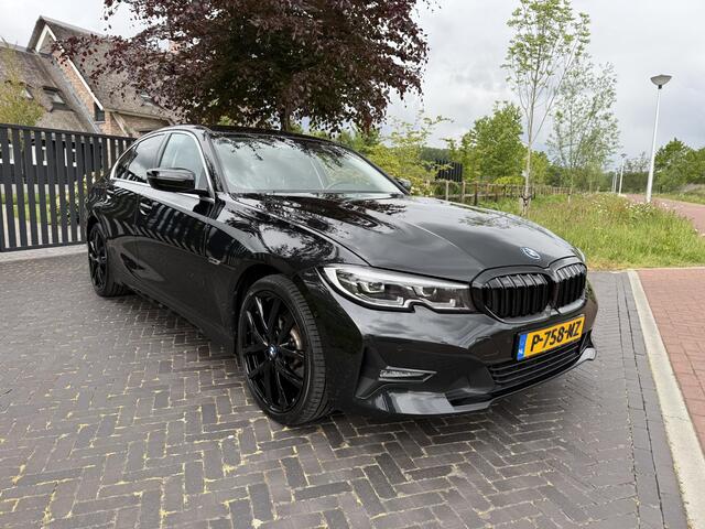 BMW 3-SERIE 320e Business Edition Plus | Sportstoelen | Sfeerverlichting | 19Inch | Dealer onderhouden | Camera |