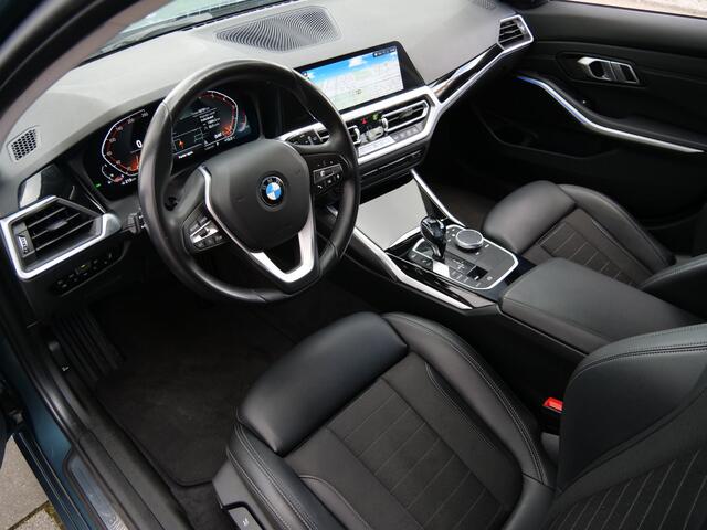 BMW 3-SERIE Touring 330i Introduction High Executive 259 Pk Automaat Navi / DAB / Apple Carplay / PDC / Stoelverwarming