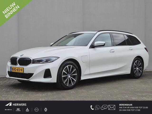 BMW 3-SERIE Touring 320e xDrive / Trekgewicht 1.500 kg / Dealer onderhouden / Elektrische achterklep / Glazen schuif- en kanteldak / Head Up Display / Stoelverwarming / Achteruitrijcamera / Adaptief cruise control / Apple Carplay Android Auto / Keyless Entry/Start /