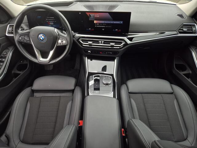 BMW 3-SERIE Touring 320e xDrive / Trekgewicht 1.500 kg / Dealer onderhouden / Elektrische achterklep / Glazen schuif- en kanteldak / Head Up Display / Stoelverwarming / Achteruitrijcamera / Adaptief cruise control / Apple Carplay Android Auto / Keyless Entry/Start /