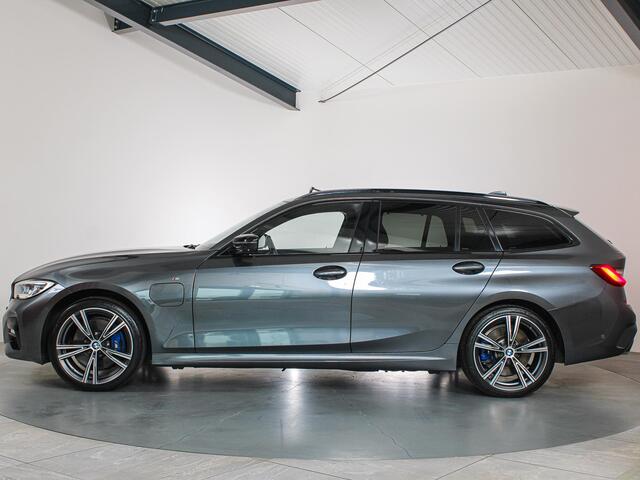 BMW 3-SERIE Touring 330e xDrive High Executive M-sport Panoramadak, Laser, Volleder, Memory, H&K, Individual