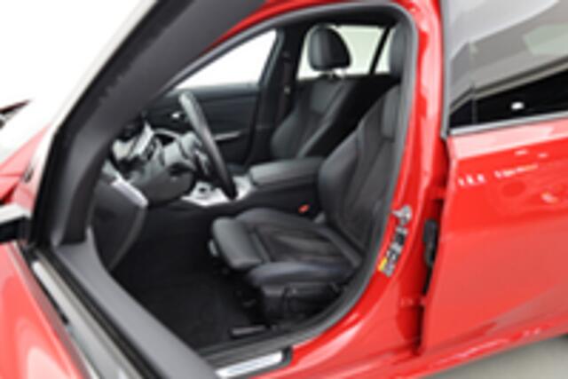 BMW 3-SERIE Touring 330e xDrive M Sport | Pano | HUD | Camera | Elek. Trekhaak | 19'' | Stoelverw. | CarPlay + NAV |