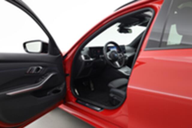 BMW 3-SERIE Touring 330e xDrive M Sport | Pano | HUD | Camera | Elek. Trekhaak | 19'' | Stoelverw. | CarPlay + NAV |