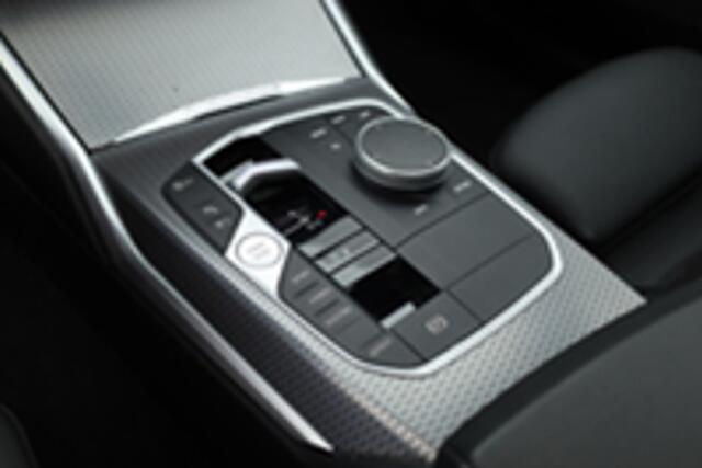 BMW 3-SERIE Touring 330e xDrive M Sport | Pano | HUD | Camera | Elek. Trekhaak | 19'' | Stoelverw. | CarPlay + NAV |