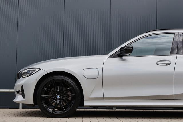 BMW 3-SERIE Touring 320e High Executive Sportline | Laser Light | Pano | Digital Key | Camera | Vernasca Leder | 19 Inch M Sport Velgen