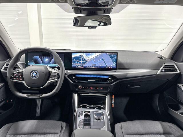 BMW 3-SERIE Touring 330e | Innovation Pack | Driving Assistant Professional | Parking Assistant Plus | Head-up Display l Huisselectie