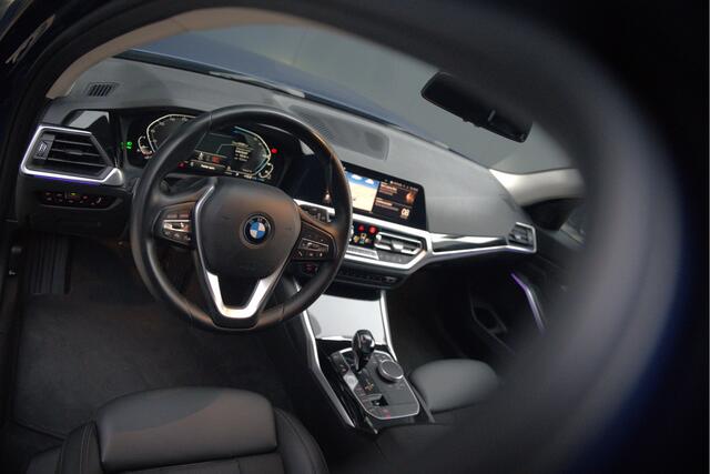 BMW 3-SERIE Touring 330e High Executive Sportline | Keyless | PDC | Leer | Hifi | Ambiance Verlichting | Stoelverwarming | Adaptive Cruise Control | BTW | LED | Shadow Line | Navigatie Prof. | DAB |