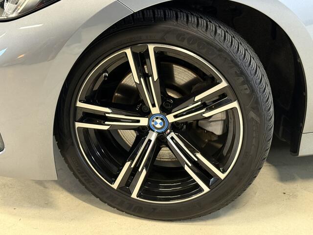 BMW 3-SERIE Touring 330e | M-pakket | Lederen sportstoelen | Harman/Kardon | Sfeerverlichting | Full LED