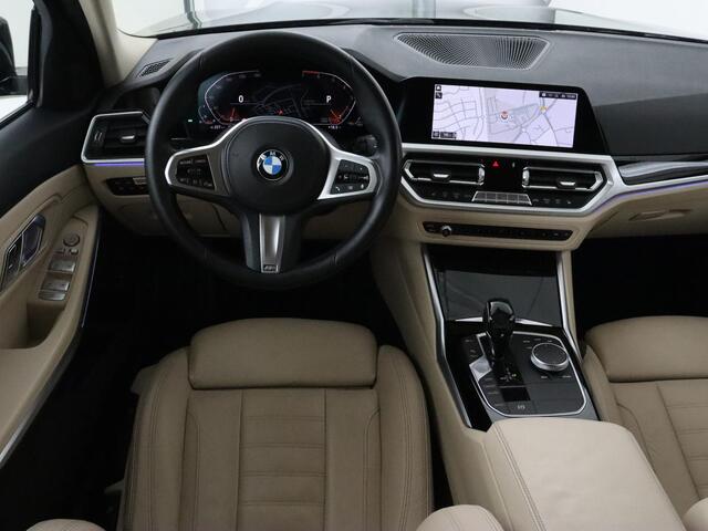 BMW 3-SERIE 330i High Executive | Panoramadak | Sport Line | Leder | Stoelverwarming | Trekhaak | Carplay | Live Cockpit | Camera | Navigatie | Sfeerverlichting | Park Assist | Sportstoelen | Climate control