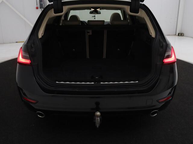BMW 3-SERIE 330i High Executive | Panoramadak | Sport Line | Leder | Stoelverwarming | Trekhaak | Carplay | Live Cockpit | Camera | Navigatie | Sfeerverlichting | Park Assist | Sportstoelen | Climate control