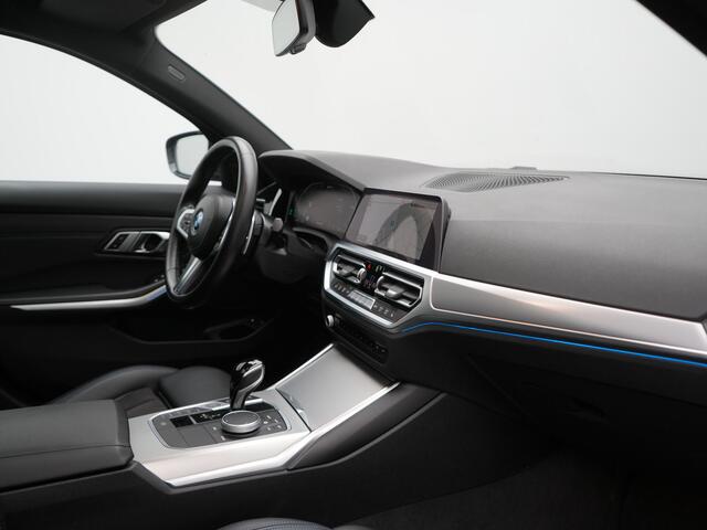 BMW 3-SERIE Touring 330e M Sport PHEV 293pk Dealer O.H. | Panodak | Head Up | Laser LED | Adaptief Onderstel | Alcantara Sportstoelen Memory & Verwarmd | Camera | Sfeerverlichting | Keyless | Blis | Hifi Audio | Apple Carplay | Navigatie | DAB | Plug In Hybrid |