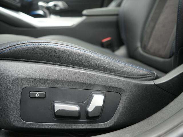 BMW 3-SERIE Touring 330e M Sport PHEV 293pk Dealer O.H. | Panodak | Head Up | Laser LED | Adaptief Onderstel | Alcantara Sportstoelen Memory & Verwarmd | Camera | Sfeerverlichting | Keyless | Blis | Hifi Audio | Apple Carplay | Navigatie | DAB | Plug In Hybrid |