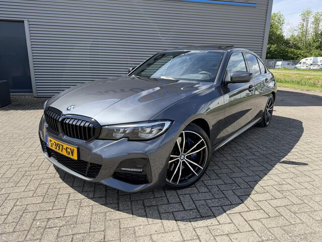 BMW 3-SERIE 330i High Executive M Sport Schuif-/ Kanteldak 19 Inch Wegklapbare trekhaak Achteruitrijcamera Carplay Stoelverwarming