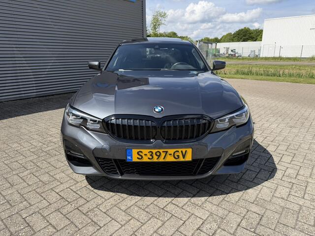 BMW 3-SERIE 330i High Executive M Sport Schuif-/ Kanteldak 19 Inch Wegklapbare trekhaak Achteruitrijcamera Carplay Stoelverwarming
